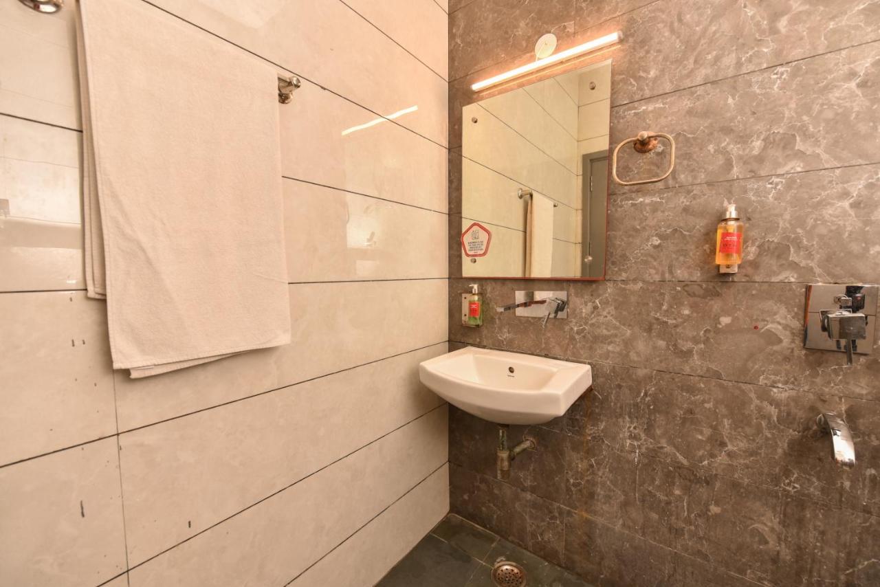 Hotel Red Saffron New Delhi Luaran gambar